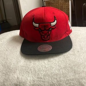 Chicago Bulls, mens adjustable SnapBack cap. Mitchell and Ness. Red on black.
